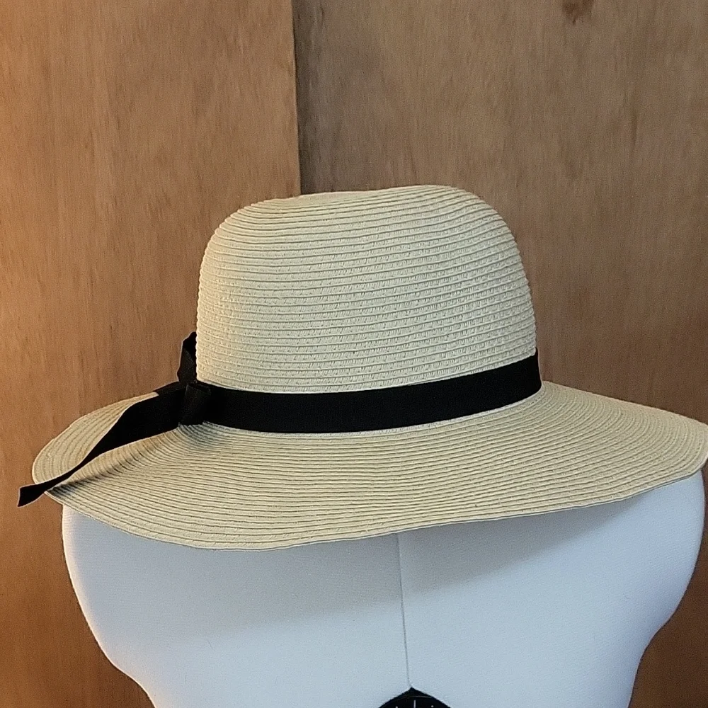NWOT Womenβs Hawaii Straw Sun Hat with Black Band - Picture 5 of 7